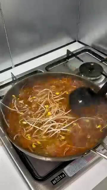 콩나물 300g을 넣고 중불에서 8분 더 끓여줍니다. — 속이 확 풀리는 얼큰 김치콩나물국