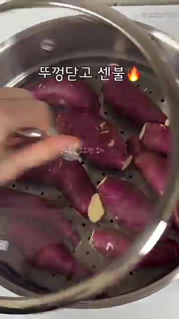 고구마는 깨끗하게 씻어 양 끝을 잘라 준비하고, 냄비에 물과 다시마… — 2배 촉촉하고 맛있게 고구마 찌는법 & 고구마샐러드 샌드위치 레시피