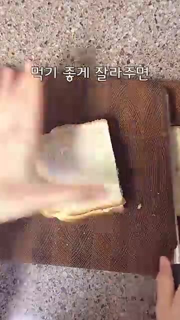 식빵에 버터를 바르고 고구마 샐러드를 듬뿍 올린 뒤 다른 식빵으로… — 2배 촉촉하고 맛있게 고구마 찌는법 & 고구마샐러드 샌드위치 레시피