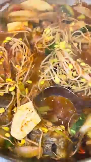 냄비에 무를 깔고 동태와 육수를 부어 끓인다. — 얼큰한 동태찌개 끓이는 법