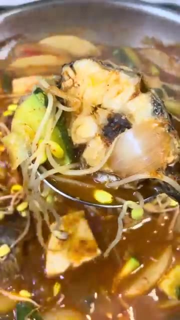 끓어오르면 고춧가루, 국간장, 다진 마늘, 맛술을 넣고 양념한다. — 얼큰한 동태찌개 끓이는 법
