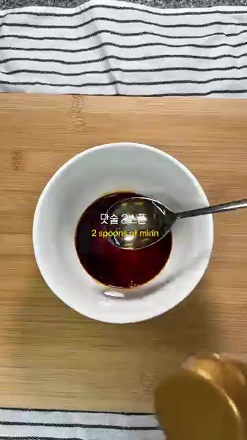 팬에 기름을 두르고 목살을 올린 후 먹기 좋은 크기로 썰어줍니다. — 목살갈비양념구이 발사믹소스가 진짜 킥이에요 냉동야채도 이렇게 활용해보세요