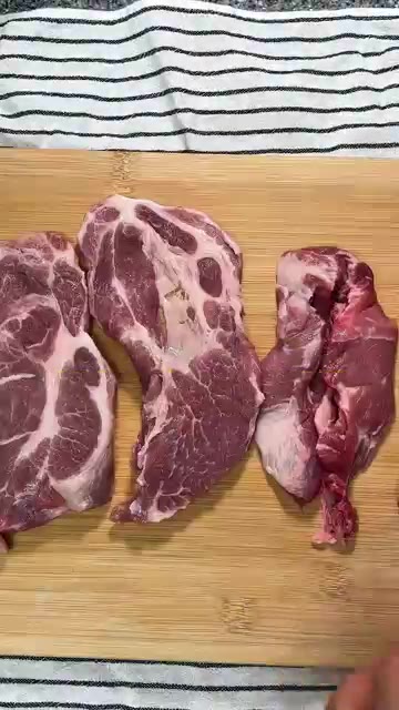 목살을 잘 구워준 뒤 먹기 좋게 썰어줍니다. — 목살갈비양념구이 발사믹소스가 진짜 킥이에요 냉동야채도 이렇게 활용해보세요