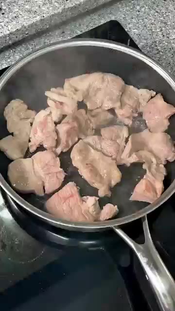 구워진 야채를 고기 기름에 다시 넣고 볶다가 고기와 소스를 넣고 함… — 목살갈비양념구이 발사믹소스가 진짜 킥이에요 냉동야채도 이렇게 활용해보세요