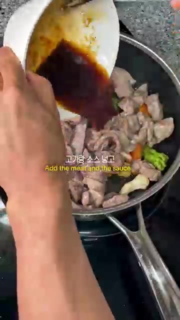 버터 한 스푼을 넣고 섞어준 뒤 발사믹 소스를 살짝 뿌려 마무리합니다. — 목살갈비양념구이 발사믹소스가 진짜 킥이에요 냉동야채도 이렇게 활용해보세요