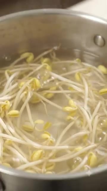 냄비에 물 1.2L와 씻은 콩나물을 넣고 끓입니다. — 시원하고 깔끔한 콩나물국 맛있게 끓이는 법