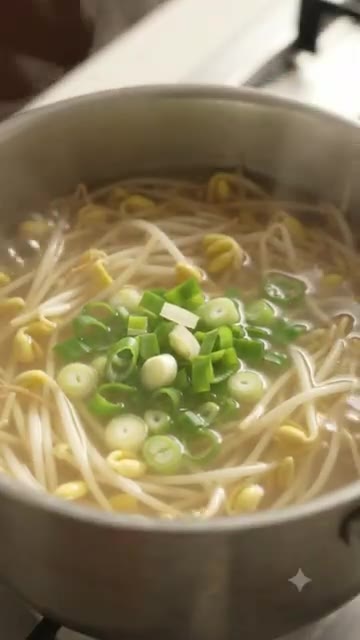 송송 썬 대파 1/2대를 넣고 한소끔 더 끓여 완성합니다. — 시원하고 깔끔한 콩나물국 맛있게 끓이는 법