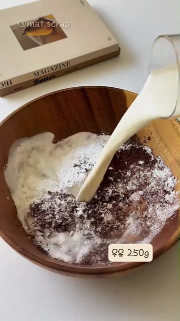 볼에 찹쌀가루, 설탕, 코코아가루, 옥수수전분을 넣고 섞은 뒤 우유… — 쫀득쫀득 초코 찹쌀모찌 만들기