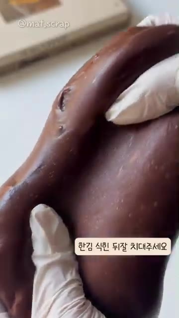 한 김 식힌 반죽을 쫀득해지도록 충분히 치대주세요. — 쫀득쫀득 초코 찹쌀모찌 만들기