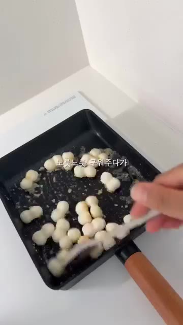마늘이 익으면 조랭이떡을 넣고 노릇노릇하게 구워줍니다. — 10분 완성! 초간단 간장 기름 떡 레시피
