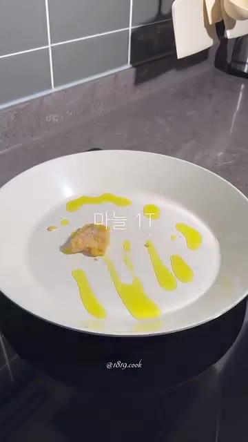 다진 마늘을 넣고 볶는다. — 초간단 칠리새우덮밥 레시피