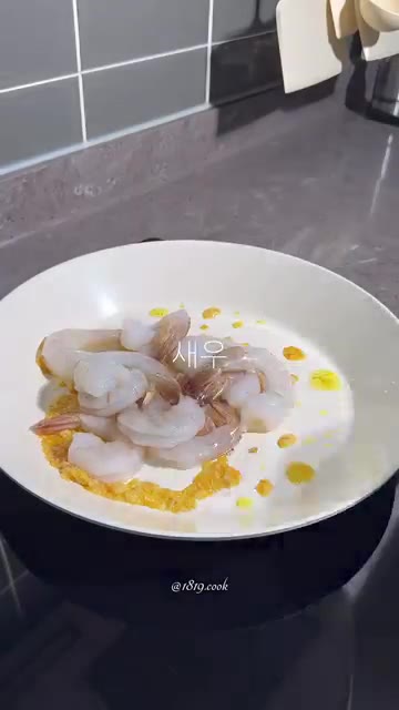 새우를 넣고 무염 버터 1개를 넣어 익힌다. — 초간단 칠리새우덮밥 레시피