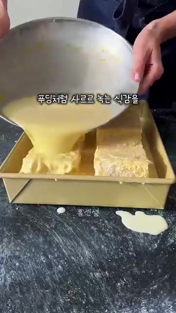 식빵을 팬에 올리고 계란물을 입혀 구워줍니다. — 프렌치토스트에 이것을 꼭 넣어보세요!
