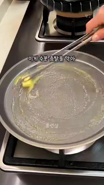 계란물에 우유와 설탕 1스푼을 넣어 섞습니다. — 프렌치토스트에 이것을 꼭 넣어보세요!