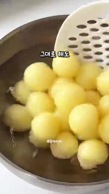 끓는 물에 완자를 넣어 떠오를 때까지 익힌다. — 귀여운 버섯 모양 감자 완자 볶음