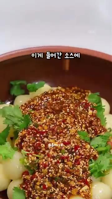 익힌 완자에 소스를 붓고 볶아준다. — 귀여운 버섯 모양 감자 완자 볶음