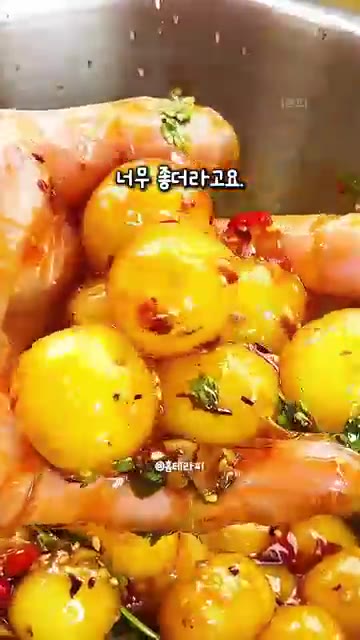 고명을 곁들여 완성한다. — 귀여운 버섯 모양 감자 완자 볶음