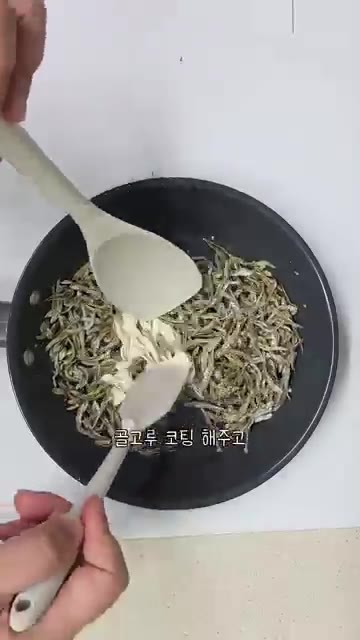 마요네즈를 넣고 고루 코팅하듯이 섞어 볶아줍니다. — 딱딱하지 않고 바삭한 잔멸치볶음 레시피