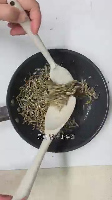 통깨를 넣고 마무리합니다. 맛있게 드세요! — 딱딱하지 않고 바삭한 잔멸치볶음 레시피