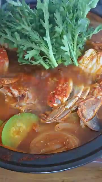 냄비에 물을 붓고 무를 넣어 끓이다가 양념장을 풀고 꽃게, 애호박,… — 만원으로 완성하는 진또배기 꽃게탕! 비린내 제로, 역대급 가성비 레시피