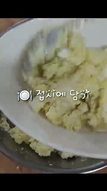 완성된 감자샐러드를 접시에 담는다. — 안소희 감자샐러드 레시피