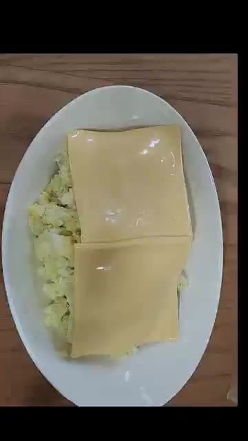 체다 치즈 2장을 위에 올린다. — 안소희 감자샐러드 레시피