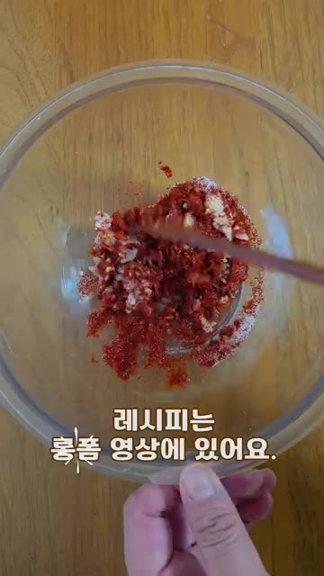 냄비 바닥에 양파를 깔고 묵은지와 돼지고기를 올린다. — 밥솥 버튼 하나로 끝! 묵은지 김치찜