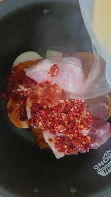 물을 붓고 밥솥에 넣어 취사 버튼을 누른다. — 밥솥 버튼 하나로 끝! 묵은지 김치찜