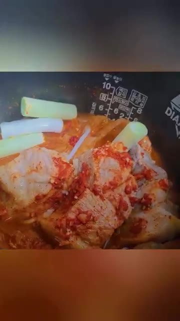 김치찜이 완성되면 대파를 올린다. — 밥솥 버튼 하나로 끝! 묵은지 김치찜