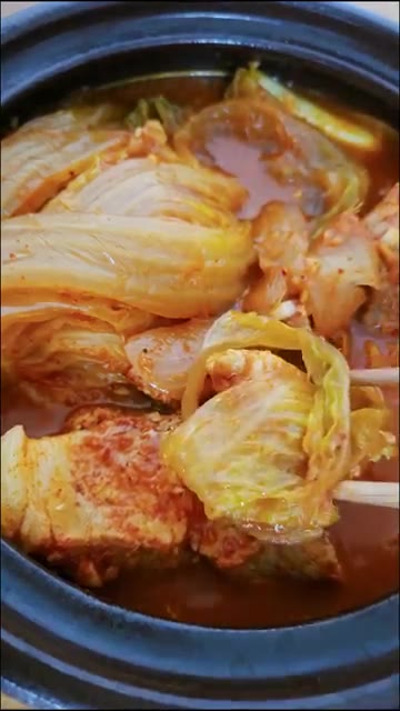 김치찜을 그릇에 담아 맛있게 즐긴다. — 밥솥 버튼 하나로 끝! 묵은지 김치찜
