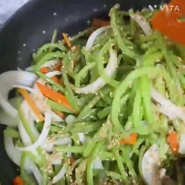 팬에 고구마줄기, 채 썬 당근, 양파를 넣고 맛소금 3큰술, 다진… — 제철채소 고구마줄기 볶음