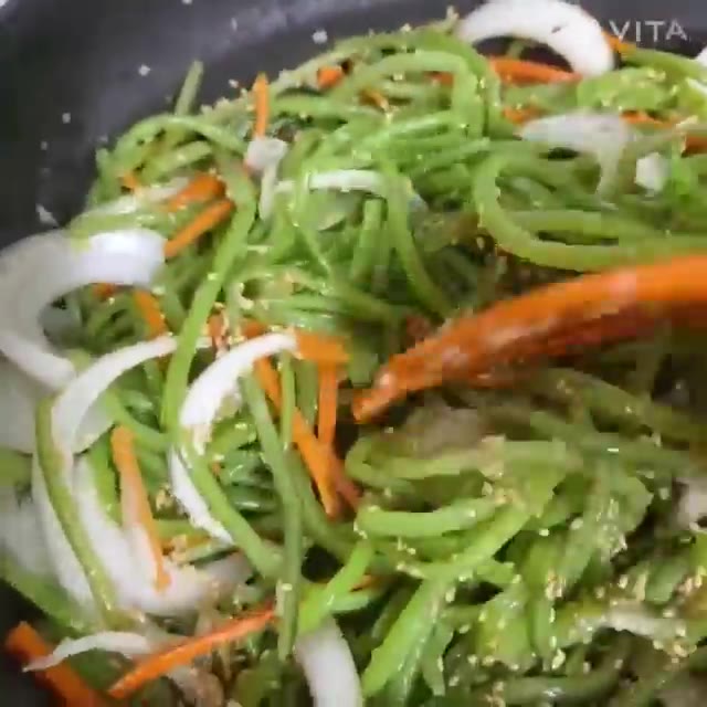 마지막으로 통깨 2큰술을 솔솔 뿌려 고소하고 담백한 고구마줄기 볶음… — 제철채소 고구마줄기 볶음