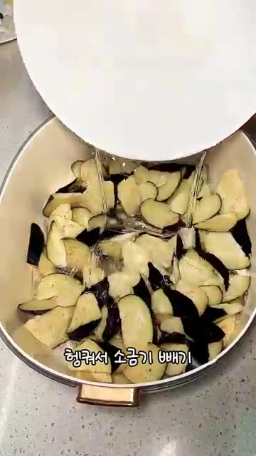 절인 가지를 헹궈 소금기를 빼고 물기를 꼭 짜줍니다. — 가지덮밥 레시피: 가지 싫어하는 사람도 반하게 만드는 맛!
