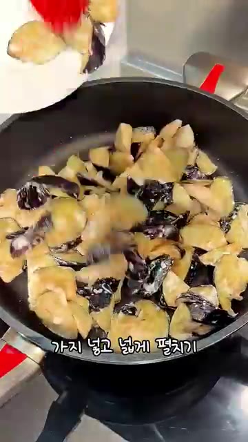 달군 팬에 식용유를 두르고 가지를 펼쳐 센 불에서 앞뒤로 약 2분씩… — 가지덮밥 레시피: 가지 싫어하는 사람도 반하게 만드는 맛!
