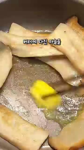 뚜껑을 덮어 버섯 자체에서 수분이 충분히 나오게 익힌다. — 아이가 갈비보다 맛있다고 난리 난 초간단 겉바속쫄 새송이버섯 요리