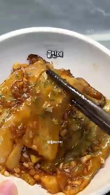 수분이 날아가고 버섯이 쫄깃해지면 버터를 넣는다. — 아이가 갈비보다 맛있다고 난리 난 초간단 겉바속쫄 새송이버섯 요리
