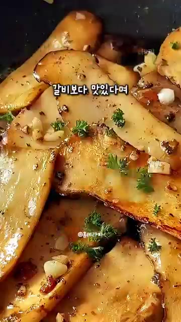 간장을 넣고 윤기나게 조려준다. — 아이가 갈비보다 맛있다고 난리 난 초간단 겉바속쫄 새송이버섯 요리