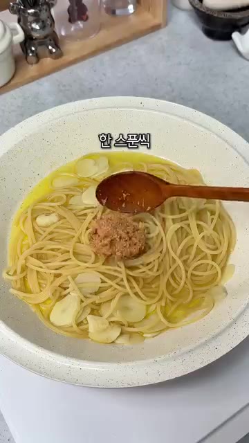 밥에 명란을 올려 비벼 먹는다. — 명란 좋아하는 사람 모여라~~