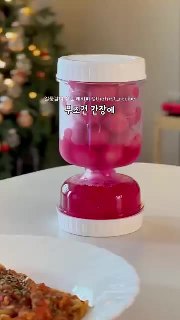 메추리알이나 계란의 밑부분에 작은 구멍을 낸 뒤 냄비에 물, 소금… — 장조림보다 쉽고 맛있는 다이어트 건강식단 메추리알 피클 레시피
