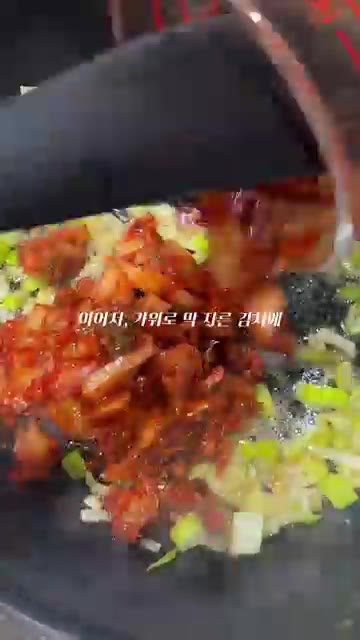구워진 삼겹살은 잠시 따로 덜어둡니다. — 삼겹살 김치볶음밥 레시피