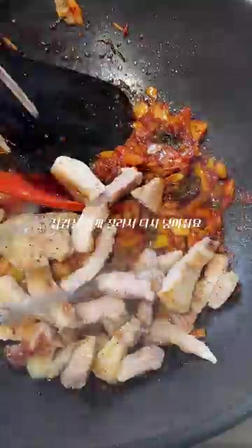 삼겹살 기름에 김치를 넣고 설탕, 간장, 굴소스, 고춧가루를 넣어… — 삼겹살 김치볶음밥 레시피