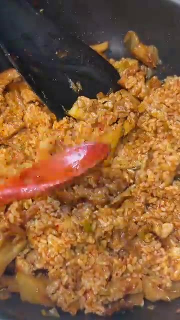 불을 끄고 참기름을 둘러 마무리합니다. — 삼겹살 김치볶음밥 레시피