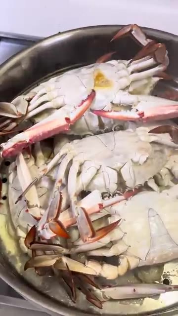 찜기에 물을 넣고 끓인 후, 손질한 꽃게를 넣어 찐다. — How to Steam Blue Crabs