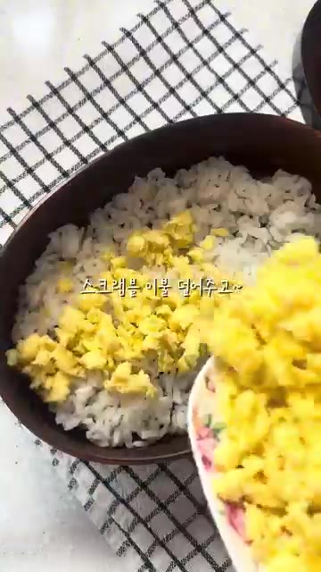 스크램블 에그를 만들어 밥 위에 올린다. — 만두강정 도시락 만들기
