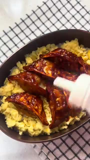 마요네즈를 만두강정 위에 뿌려준다. — 만두강정 도시락 만들기