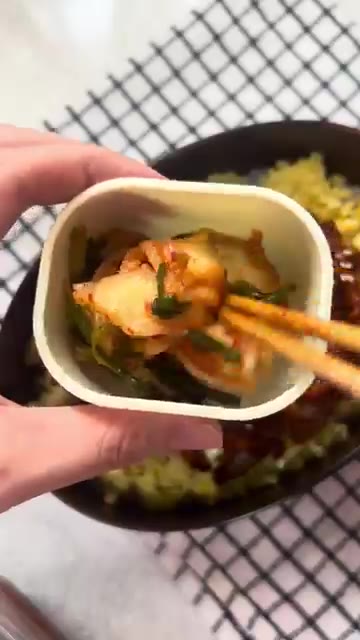 작은 반찬 통에 김치를 담는다. — 만두강정 도시락 만들기