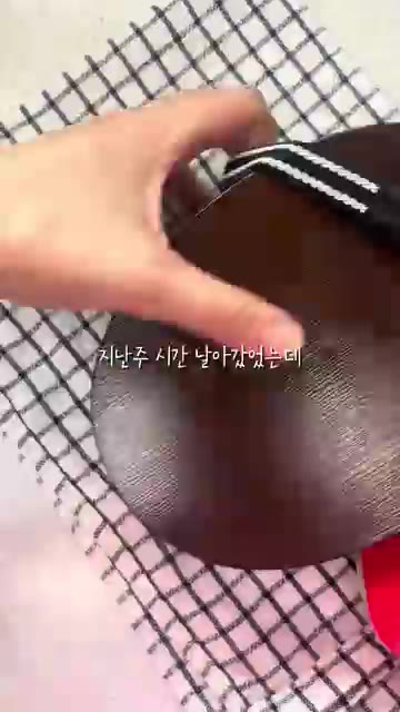 도시락 통 뚜껑을 닫고 고무줄로 고정한다. — 만두강정 도시락 만들기