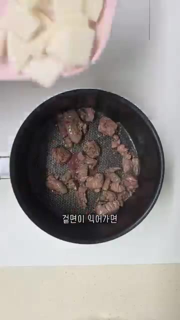 팬에 참기름을 두르고 소고기를 넣어 겉면이 익을 때까지 볶다가 무와… — 경상도식 얼큰한 콩나물 소고기무국