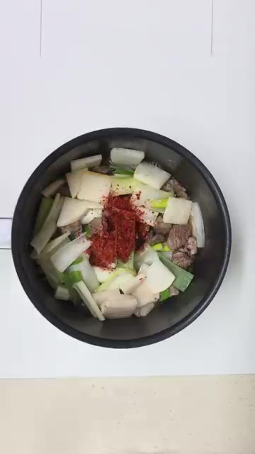 미림, 국간장, 고춧가루를 넣고 타지 않게 살짝 볶아줍니다. — 경상도식 얼큰한 콩나물 소고기무국