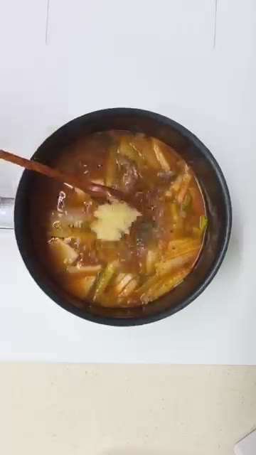 국간장과 다진 마늘을 넣고 콩나물을 넣어 3~4분 더 끓입니다. — 경상도식 얼큰한 콩나물 소고기무국